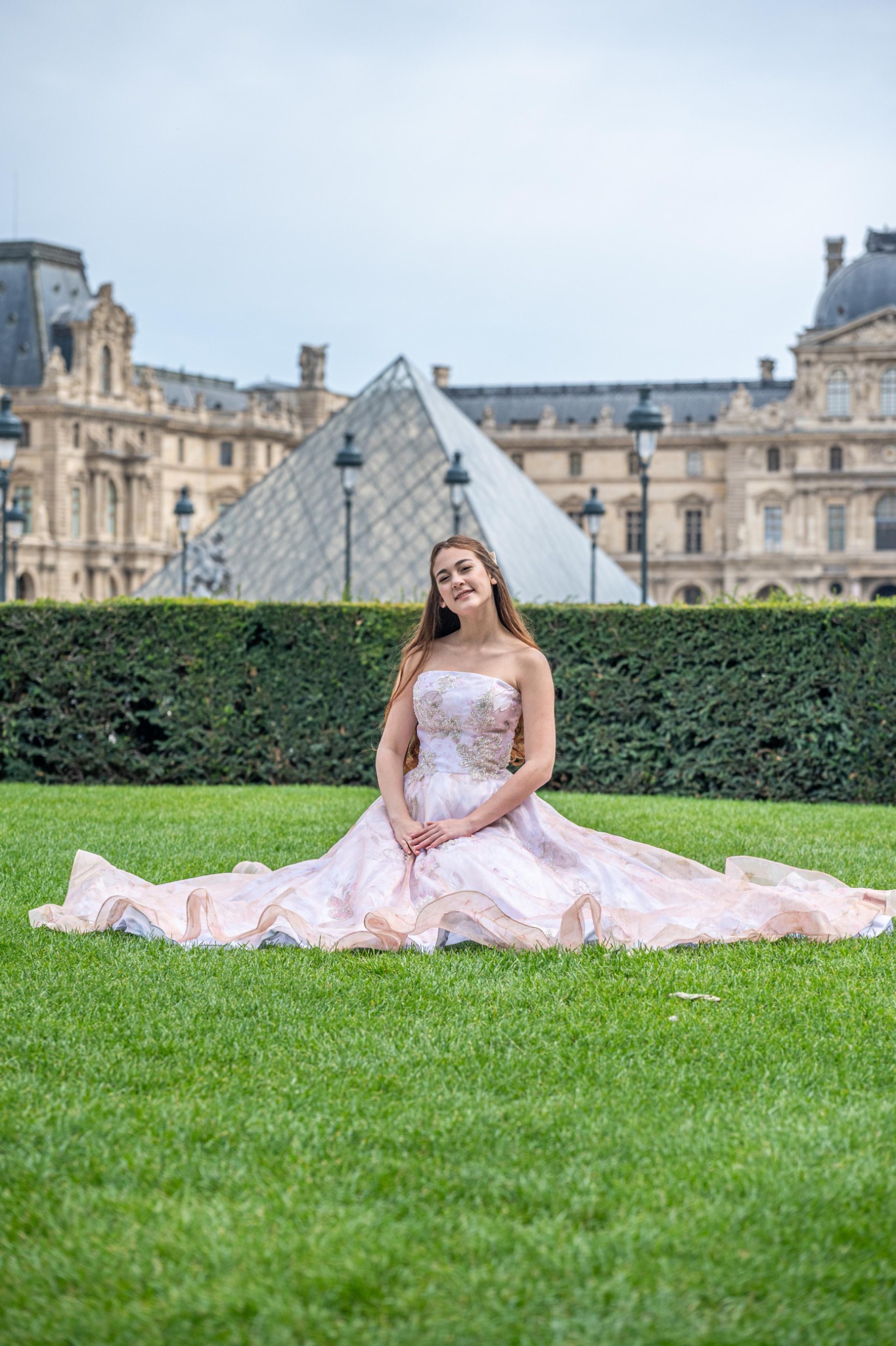 Alice em Paris, em frente à Pirâmide do Louvre